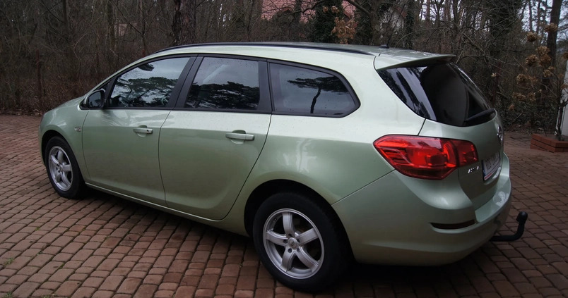 Opel Astra cena 26900 przebieg: 136000, rok produkcji 2011 z Kałuszyn małe 379